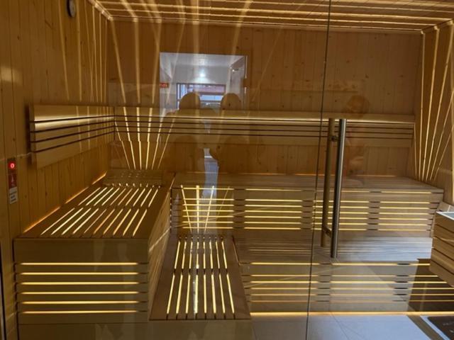 Olymp 114 I 120 Z Basenem, Sauna I Jacuzzi W Cenie